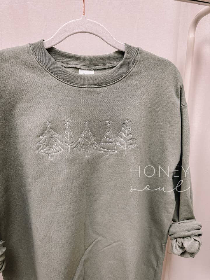 Honey Soul LLC - Venta al por mayor Sudadera - Mujer - Sudadera con árbol de Navidad bordado | Sudadera festiva8