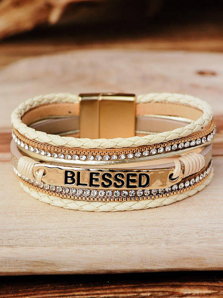 Brazalete con hebilla con detalle trenzado de diamantes de imitación beige BLESSED para venta al por mayor de Suhkasana