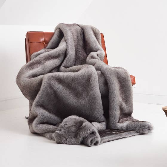 Plaid fausse fourrure Sydney doublure en laine-cachemire Gris pour la vente par Henry d'Elkin