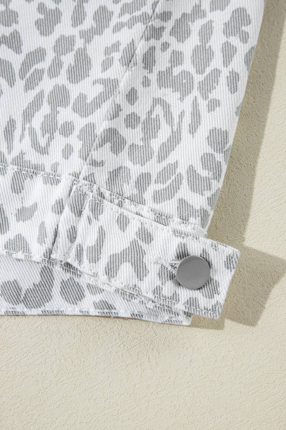 Blanco Chaqueta vaquera blanca con bolsillo con solapa y estampado de leopardo de venta al por mayor en Faire5