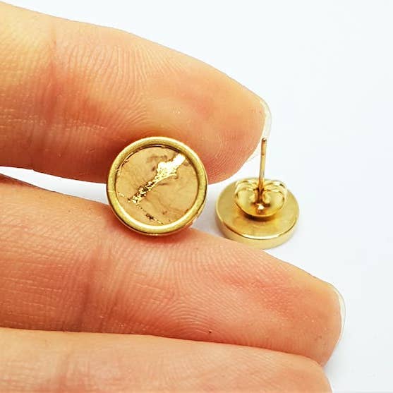 Clous d’oreilles en acier inoxydable avec liège naturel et inclusions dorées pour la vente par Happy Crowns