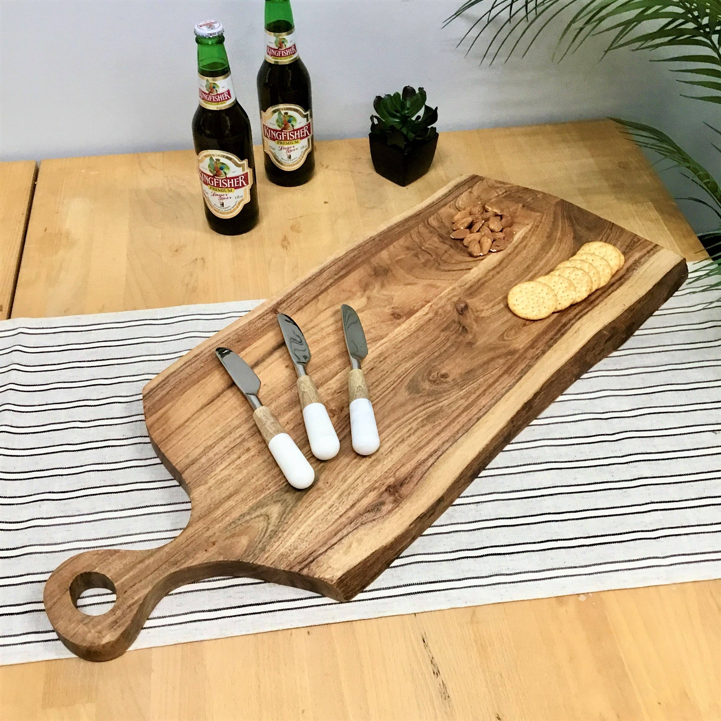 India Handicrafts Inc - Vente Planche à découper - Planche à découper en bois à bord naturel avec poignée - 27"3