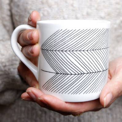 Rythmes - Tasse en porcelaine de Chine pour la vente par Rolfe and Wills