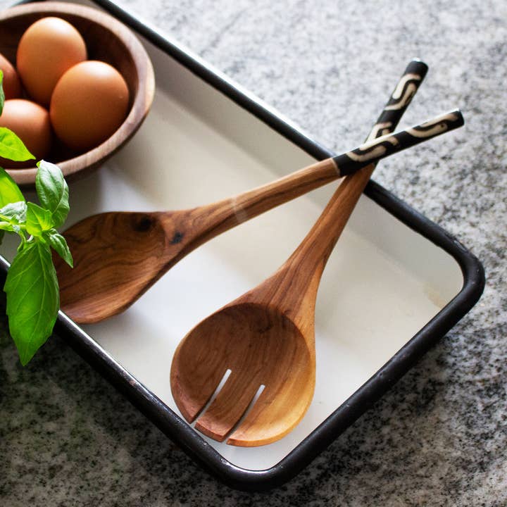 Batik-Salatbesteck aus Olivenholz, schwarz-weiß für den Großhandel von AARVEN