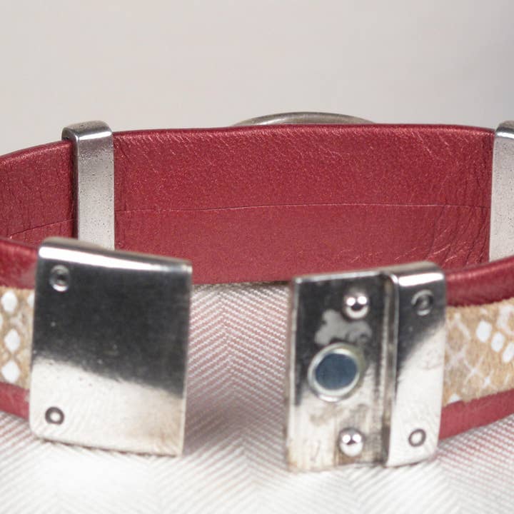 Bracelet double en cuir avec accents argentés pour la vente par RitterRoss Designs