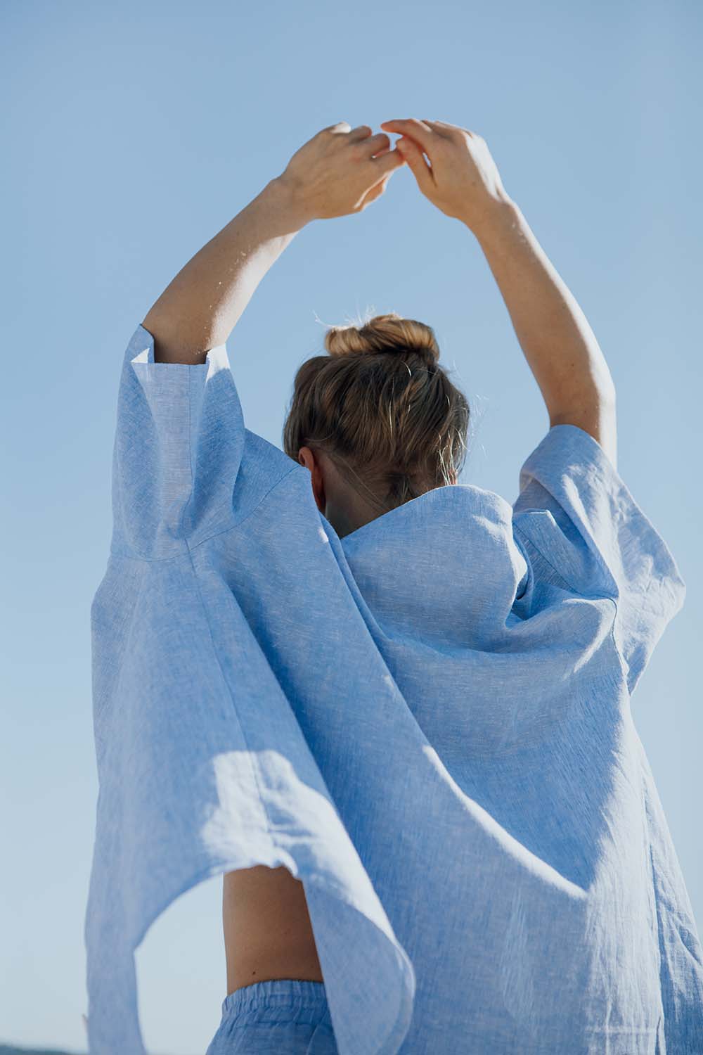 MARATUSSO - Vendita all'ingrosso Completo loungewear - Donna - Set Blue Wave con camicia oversize e shorts in lino e cotone3