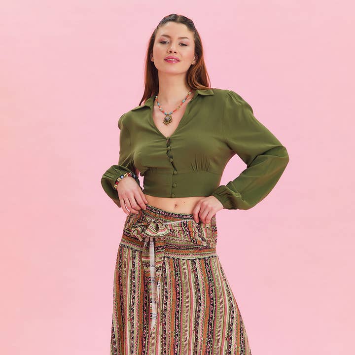 Blusa Boémia Caqui com Detalhe de Botão na Gola de Camisa por atacado de Los Banditos