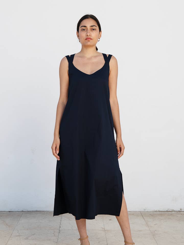 Robe longue O-TERE en coton biologique bleu foncé pour la vente par Studio Hertzberg