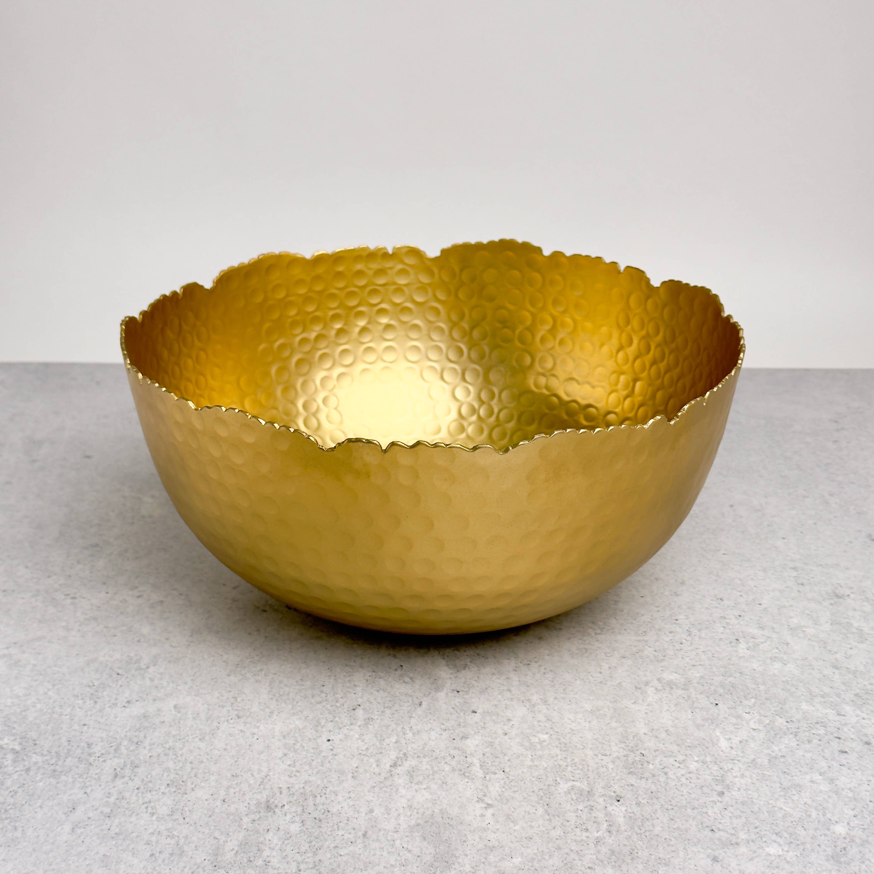 India Handicrafts Inc - Venta al por mayor Bandejas/platos/boles decorativos - Cuenco grande martillado dorado5