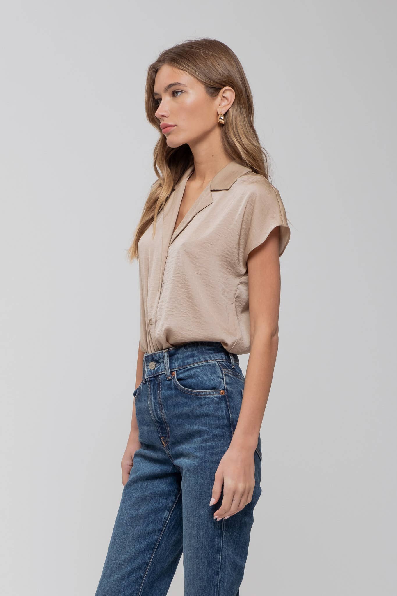 The Workshop Studio – Blusa - Mulher por atacado – CAMISA TEXTURIZADA COM OMBROS CAÍDOS, GOLA E BOTÕES19