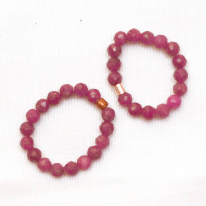 Läckra, stretchiga och stapelbara Fidget-ringar - Ruby för wholesale av The Blue Yogi