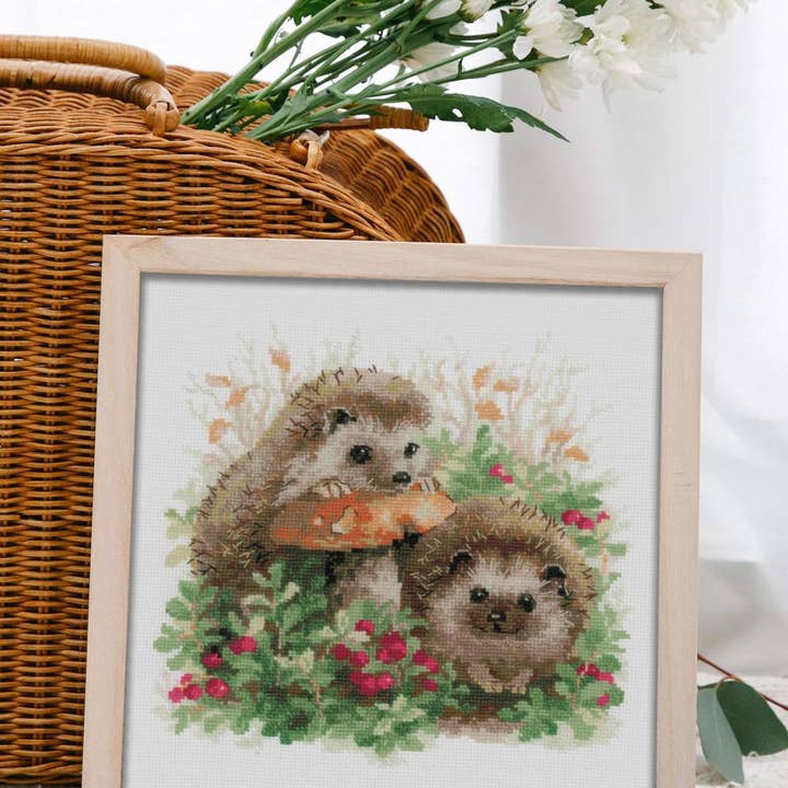 RIOLIS - Wholesale Embroidery/Cross Stitch Supplies - Cross Stitch Kit From Riolis 1469 Hedgehogs In Lingonberries2