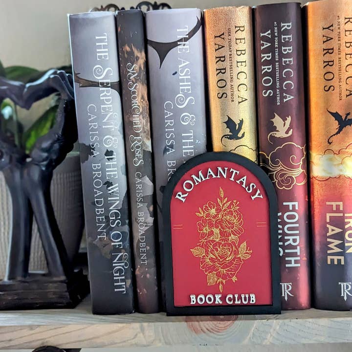 Romantasy Bogklub | Bogreolskilt i træ for engroshandel hos Quill & Cauldron