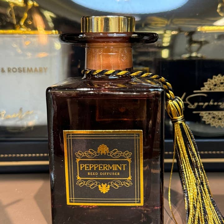 Nairu - A Wellness Boutique - Wholesale Jar/Filled Candle - Winter Wonderland: Luxurious Candle & Diffuser Gift Set with Reindeer Lids2