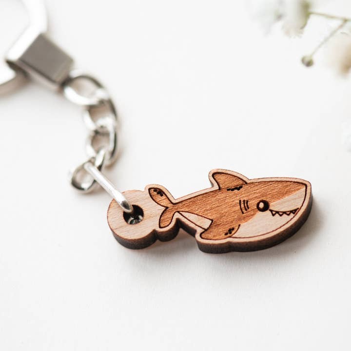 Porta-chaves em madeira de cerejeira Grande Tubarão Branco - KS23013 por atacado de Robin Valley