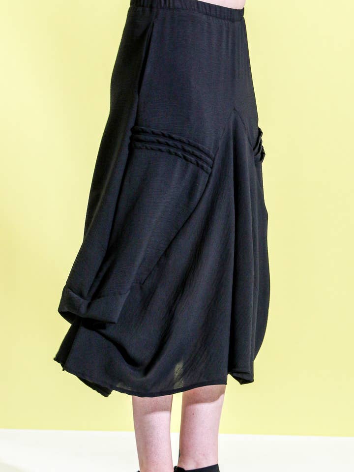 Cascade Circle Skirt - zwart voor wholesale door Khangura