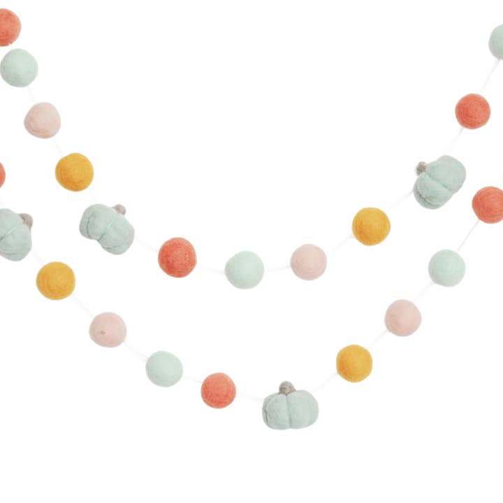 Sprookjesachtige slinger met vilten ballen en muntkleurige pompoenen voor wholesale door JuJuBee Goods