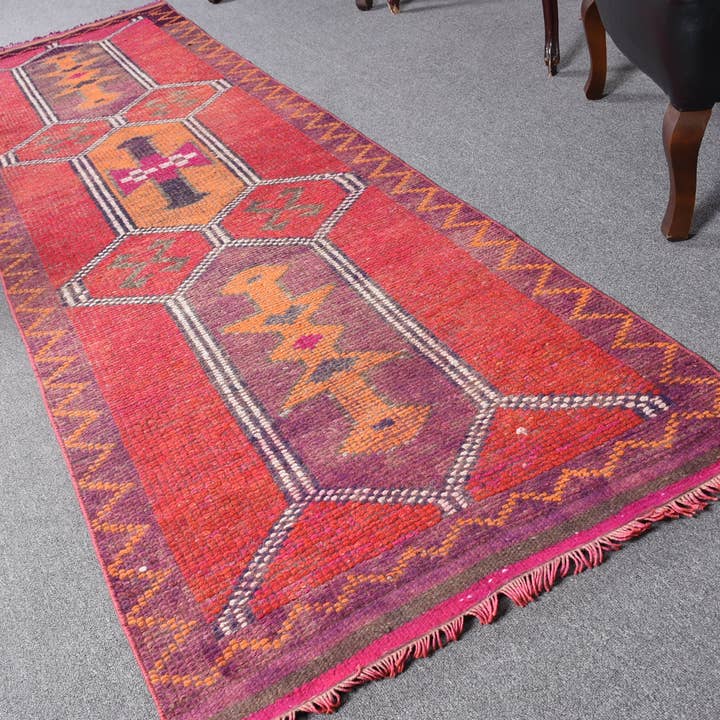 Tapis Kilim Rouge, Tapis Tissé Géométrique 2,9x10,1 Pieds pour la vente par Vintage Rugs Loom