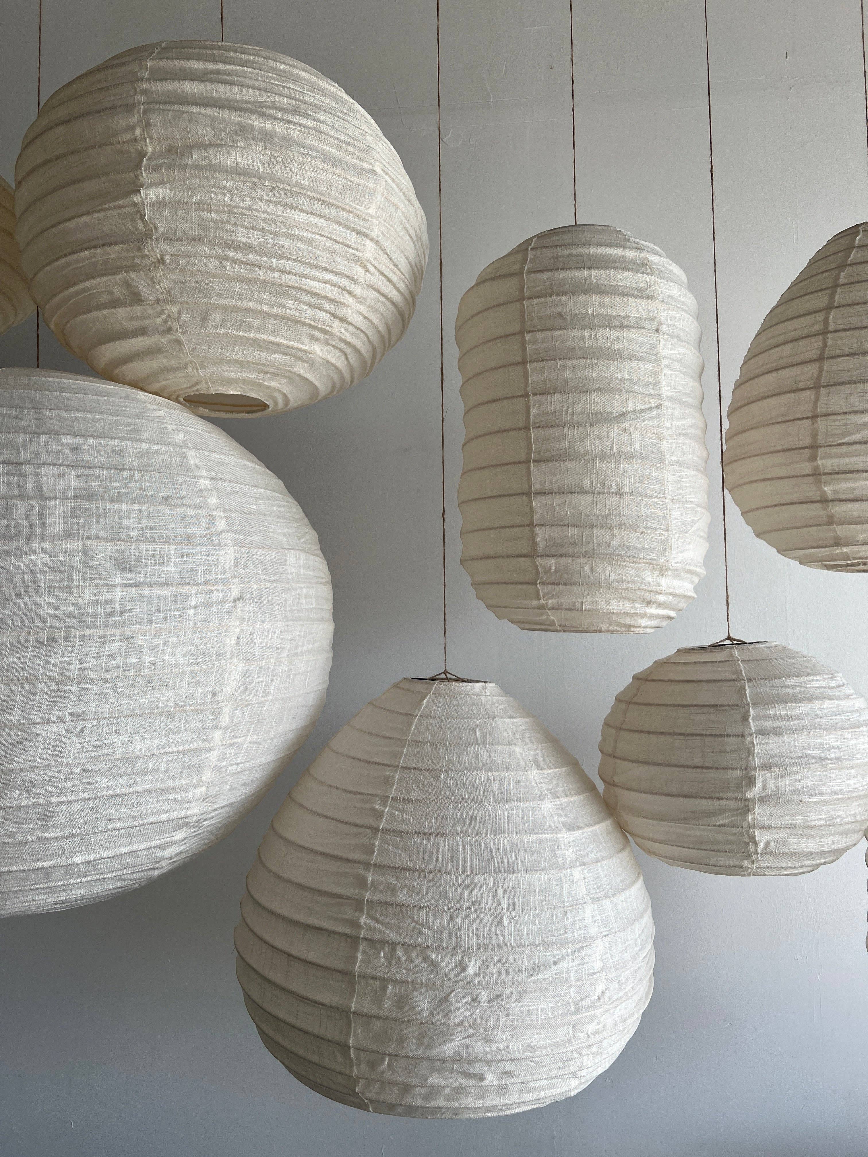 Office Objets - Wholesale Chandelier/Hanging Light - Medium round Japanese-style pendant light in rattan and natural linen D:4040