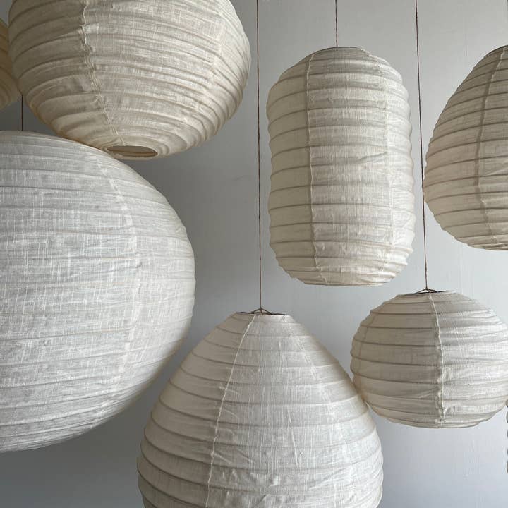 Office Objets - Wholesale Chandelier/Hanging Light - Medium round Japanese-style pendant light in rattan and natural linen D:4040