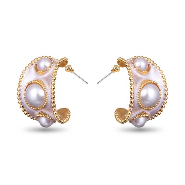 Boucles d'oreilles Huggie en perles et émail - Doré pour la vente par Amanda Blu