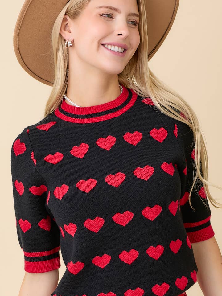 Top de punto negro con detalle de corazón y rayas rojas para venta al por mayor de Main Strip