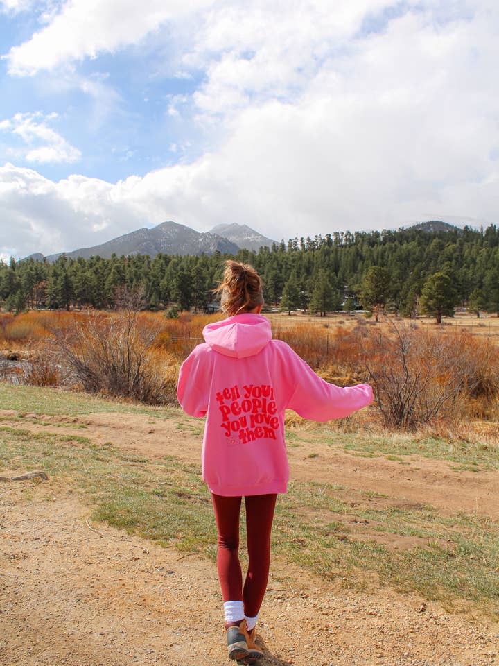 Berätta för dina nära och kära att du älskar dem Hoodie Rosa för wholesale av Raine Company