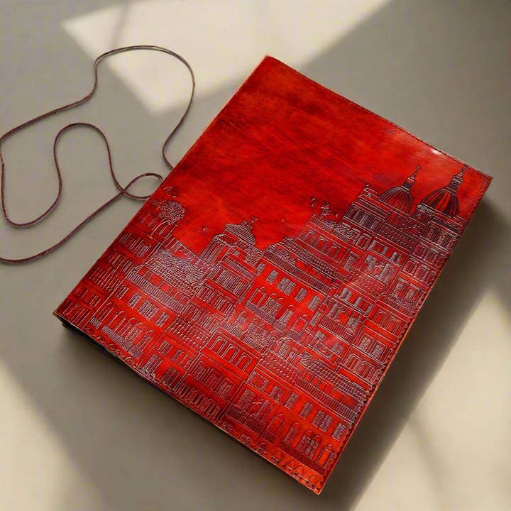 European Adventure: Notizbuch aus Leder, 10x13 für den Großhandel von Soothi | Containers Of Creativity