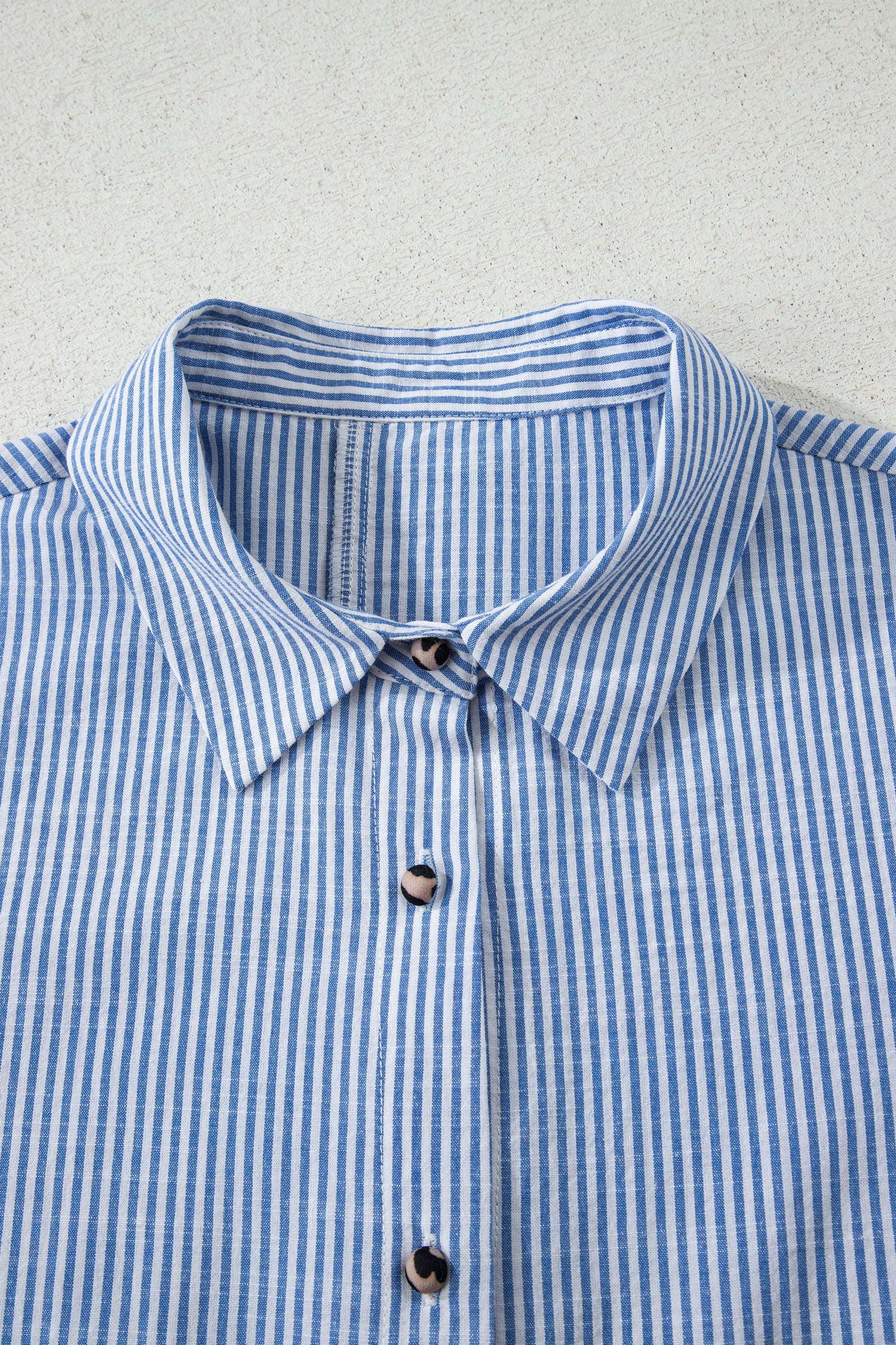 bleu Chemise décontractée à volants avec contraste rayé et bordure léopard (S-XL) en vente sur Faire11