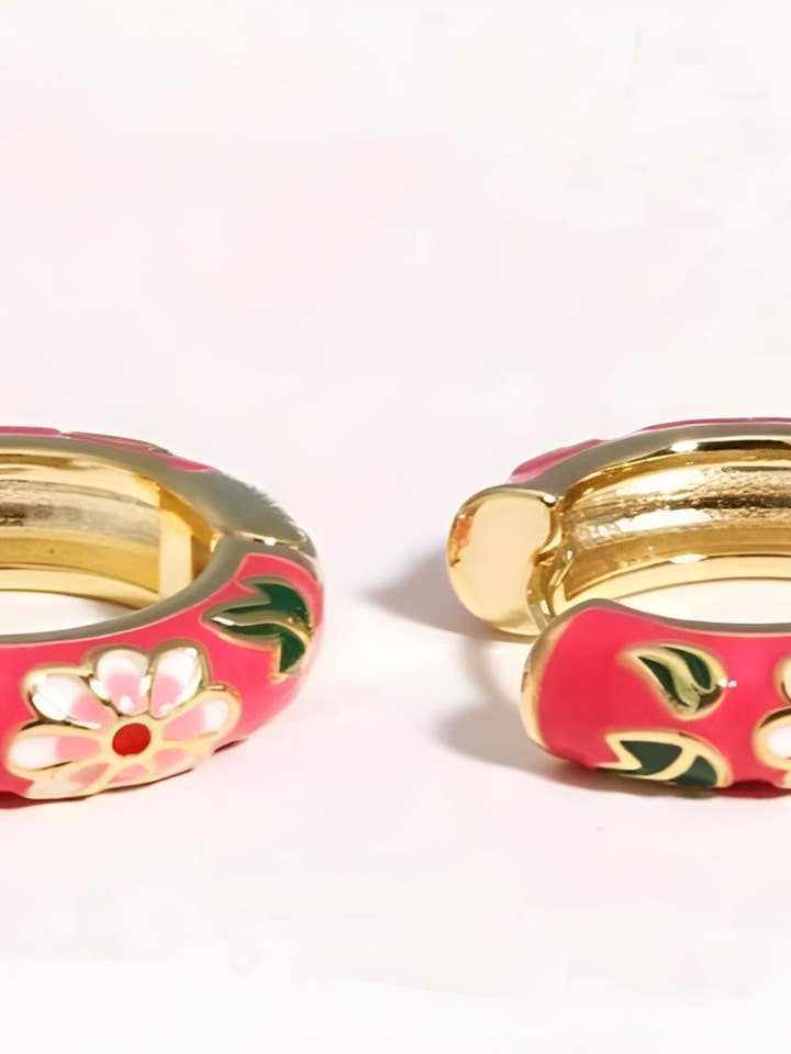 Boucles d'oreilles créoles florales bohèmes – Acier et émail pour la vente par Wild & Free