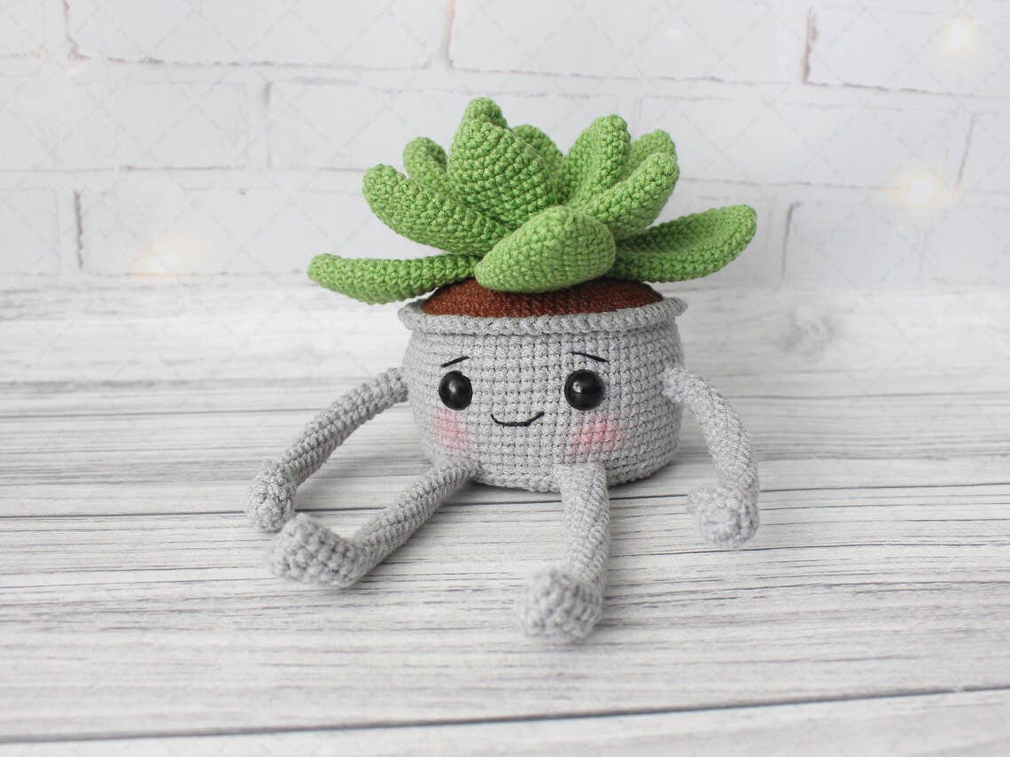 TOMOPOD LLC - Wholesale Decorative Tabletop Object - Crochet Smiling Succulent Plant Pot, Plant Lover Gift Decor1