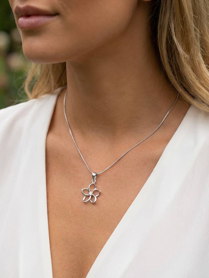 Ciondolo Fiore Plumeria in Argento Sterling 925 – Design Fiore a Petalo Aperto Hawaiano da 18mm per la vendita all'ingrosso da parte di Noble Mount