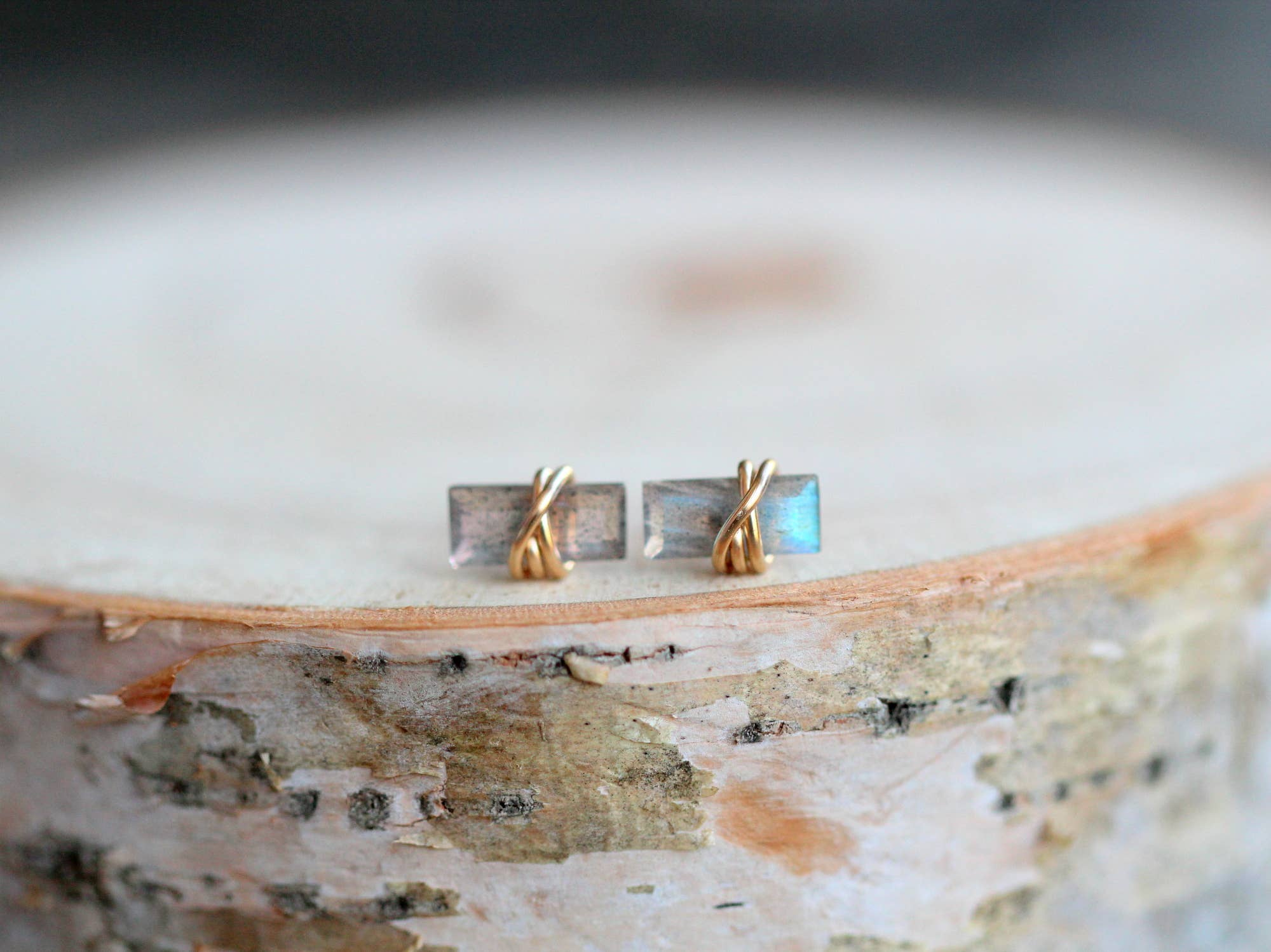 Saressa Designs - Vendita all'ingrosso Orecchini a bottone - Borchie a baguette - Labradorite1