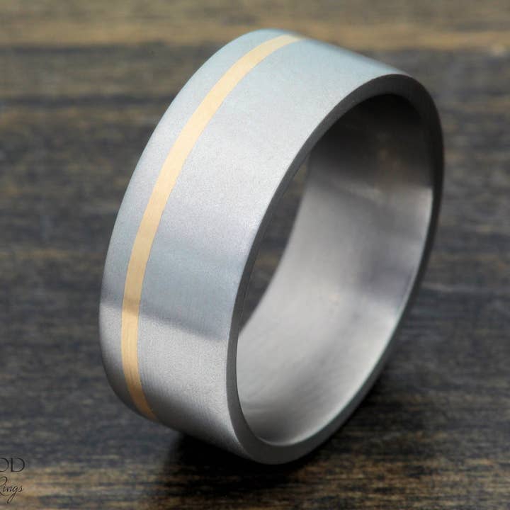 Alliance en titane | incrustation d'or | alliance pour homme | bague 8 mm pour la vente par DreamWood Rings