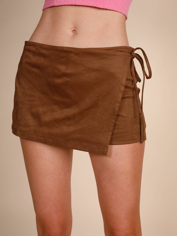 SKORT EN DAIM AVEC LIENS LATÉRAUX pour la vente par Hers & Mine