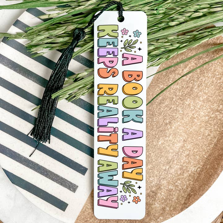 Bog En Dag Holder Virkeligheden Væk Bogmærke UV DTF Overførsel for engroshandel hos Anthroverse