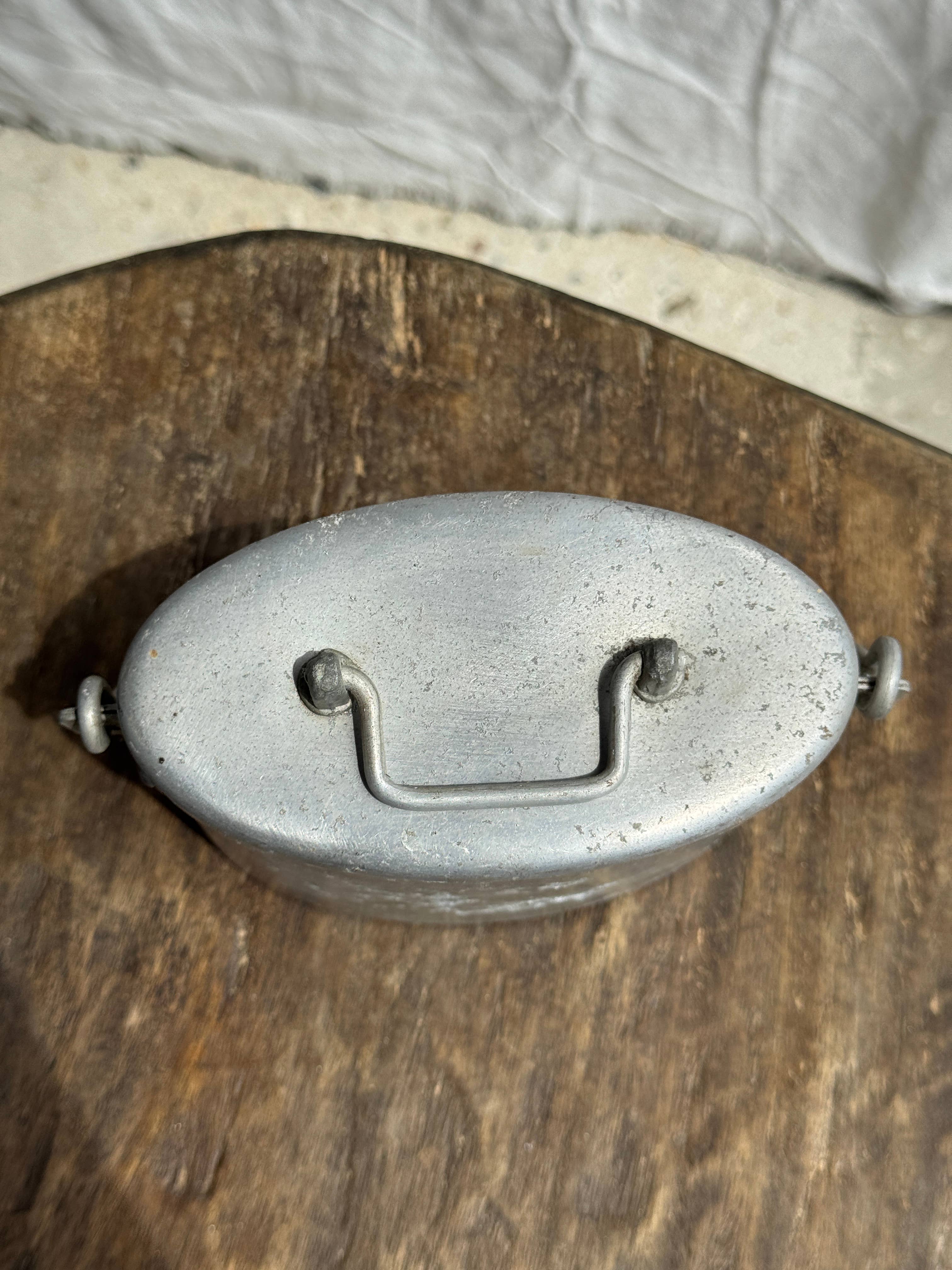 Office Objets – wholesale Prydnadslåda – Liten vintage oval matlåda med handtag och fack3