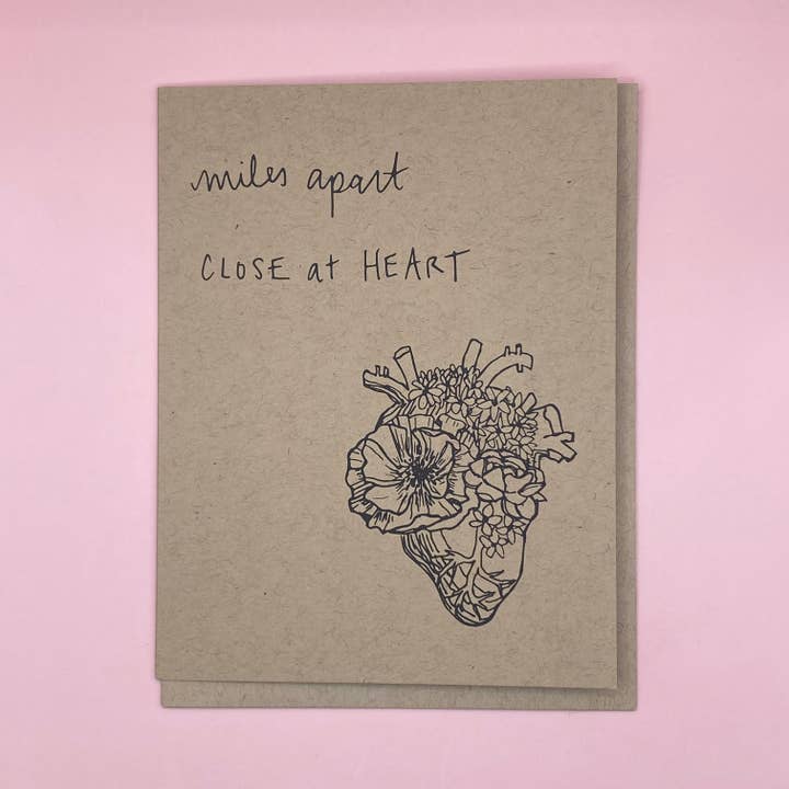 Miles Apart Close at Heart | Tarjeta de felicitación en blanco para venta al por mayor de IT IS: All Goods