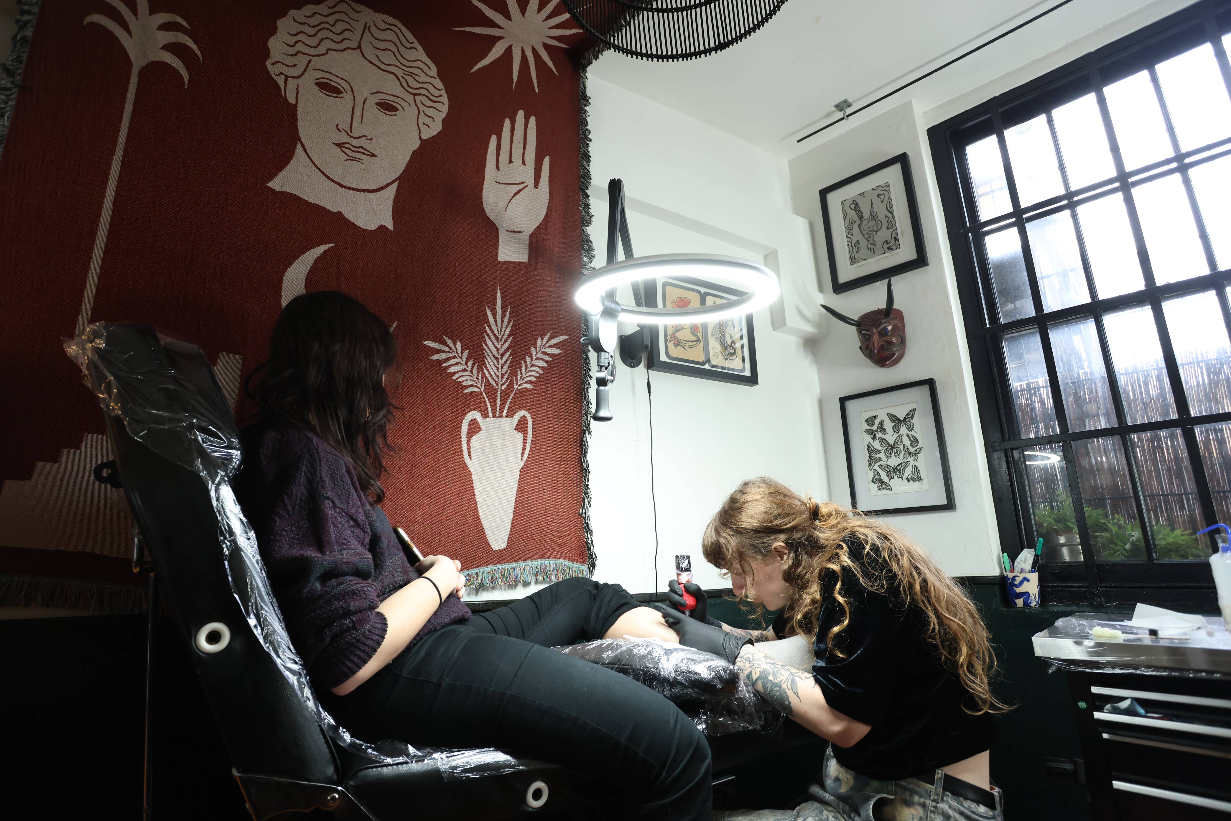 Daylight Company - Wholesale Craft Tool - Aura ring light - on arm5