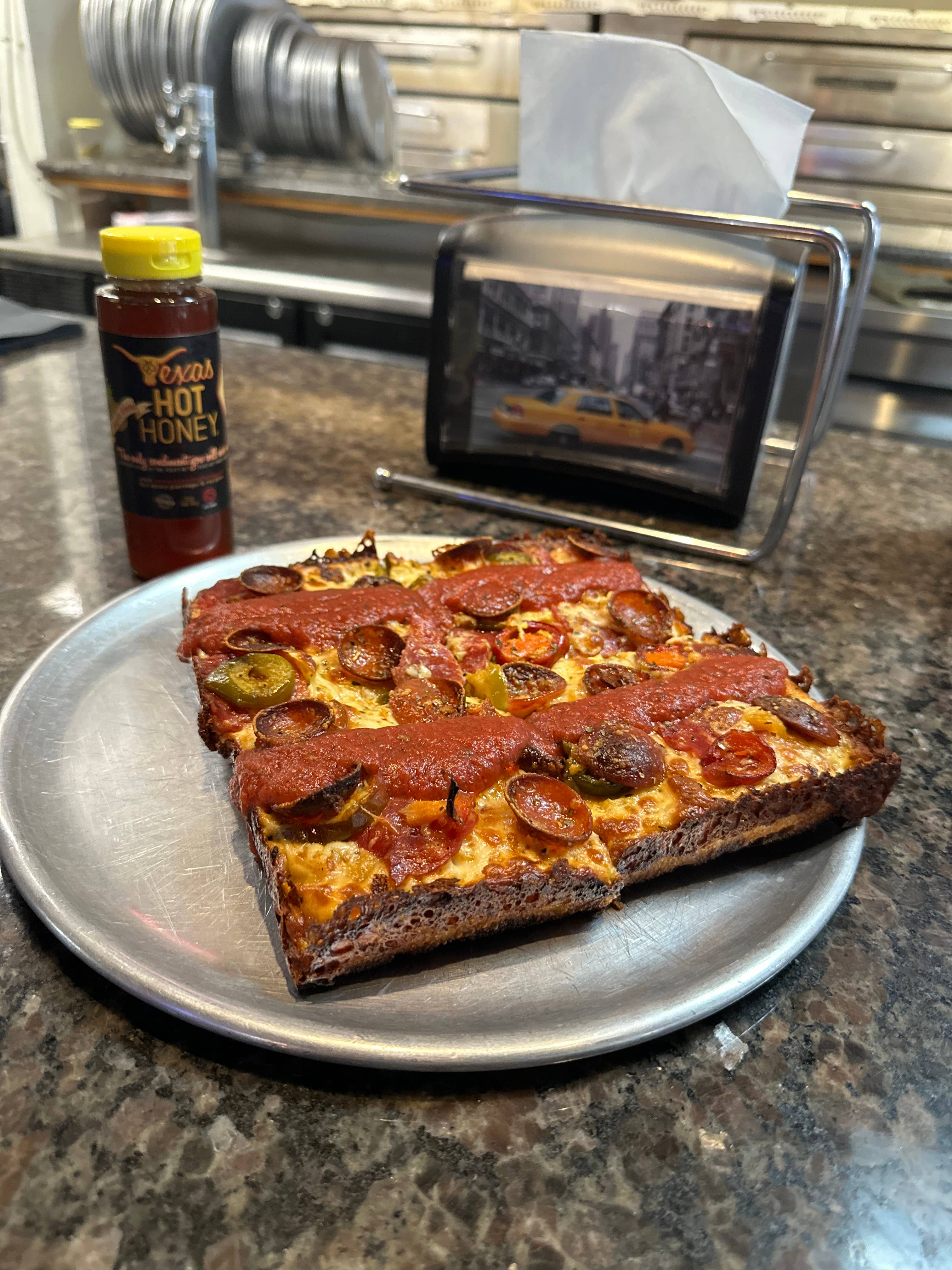 Texas Hot Honey - Vente Sauces piquantes - Miel épicé du Texas, KILLER BEE, EXTRA FORT ! Bouteille de 12 oz (Caisse de 9)14