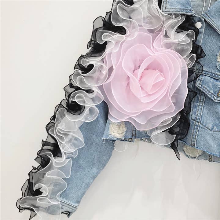 Blu Giacca di jeans corta con design a toppe in rete e strappi JK141. in vendita all'ingrosso su Faire