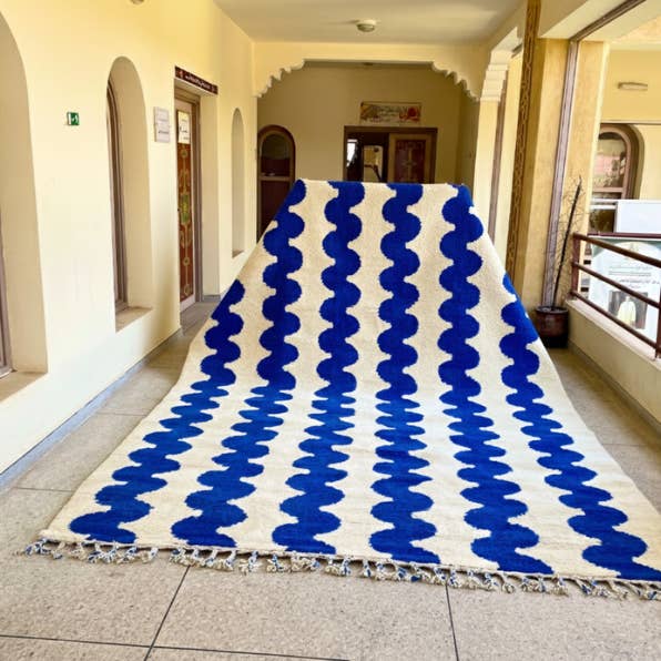 tapete ondulado marroquino BeniOurain - tapete de lã para quarto - azul e branco por atacado de woolsouk ( We handle U.S. import procedures for you )