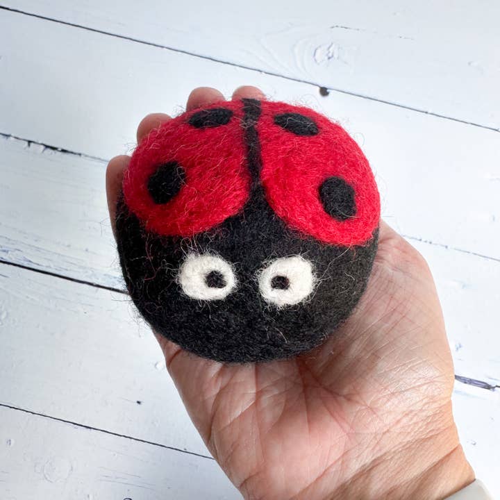Sewing Seeds Play - Vente Balles de sèche-linge - Balle de séchage en feutre motif coccinelle - Vendue à l'unité2