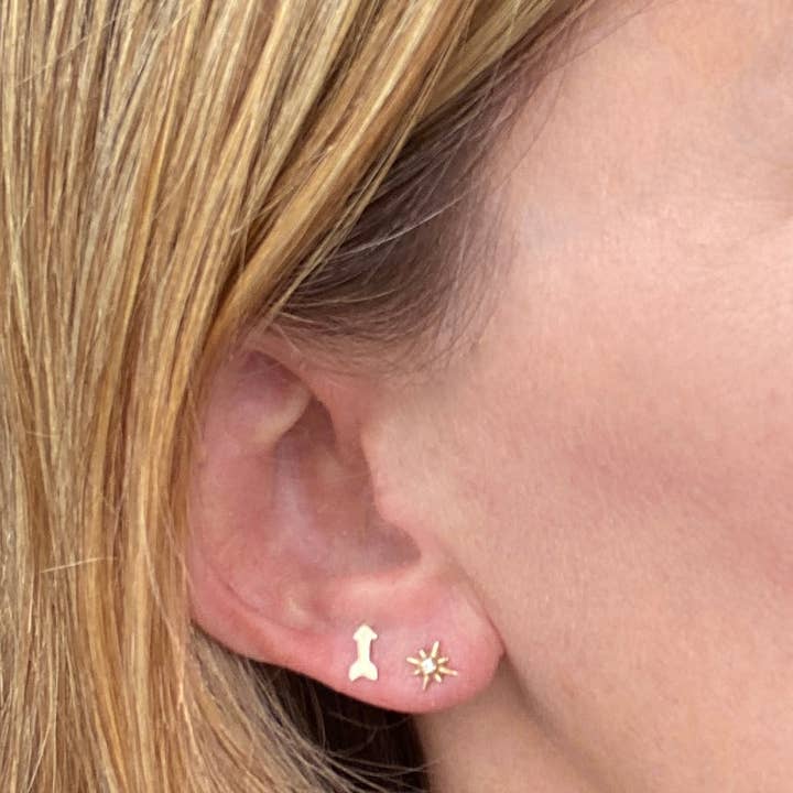 Orecchini a forma di freccia in oro 14 car per la vendita all'ingrosso da parte di Elliot Young Fine Jewelry