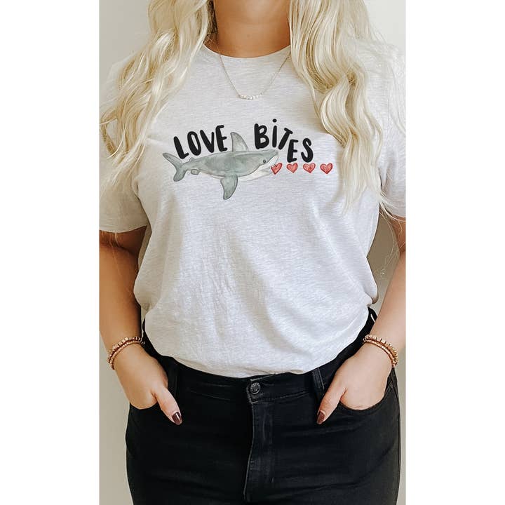 Kissed Apparel - Venta al por mayor Camiseta serigrafiada - Mujer - Camiseta con estampado de tiburón devorador de corazones de Love Bites