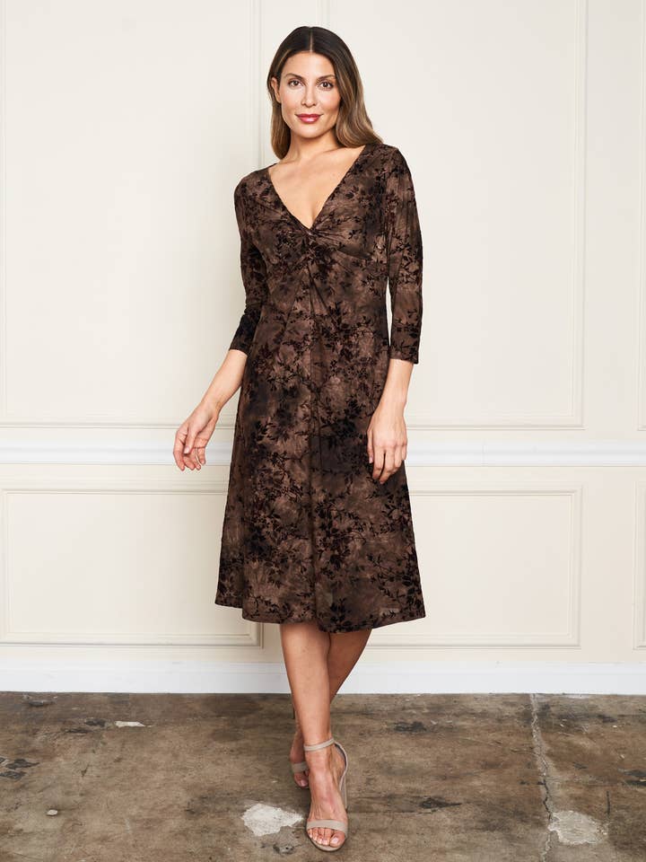 5703-MAD Flocked ITY Twist Midikjole (Brun) for engroshandel hos Paparazzi