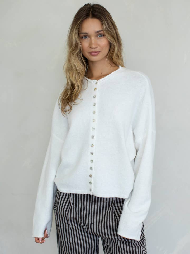 Things Between – Großhandel Strickjacke – Damen – Piper Cardigan - Unpassende Knöpfe5