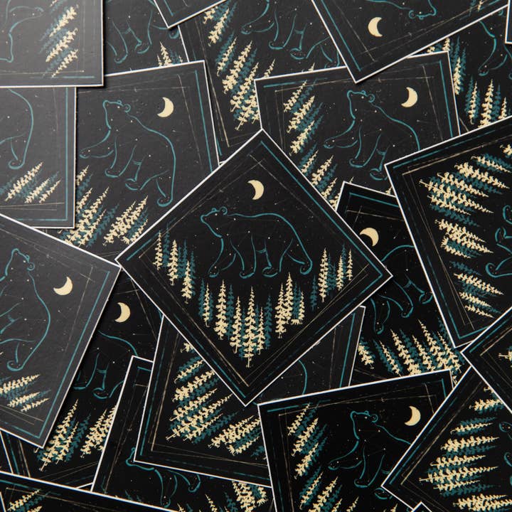 L'ours sauvage du paradis | Autocollant pour la vente par Menottees