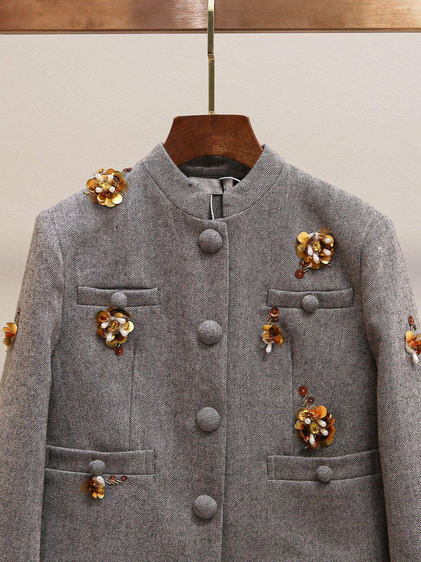 Productseeker – Großhandel Jacke – Damen – SET221Y Elegantes Wollkostüm mit Perlenbesatz, bestehend aus Jacke und Rock5