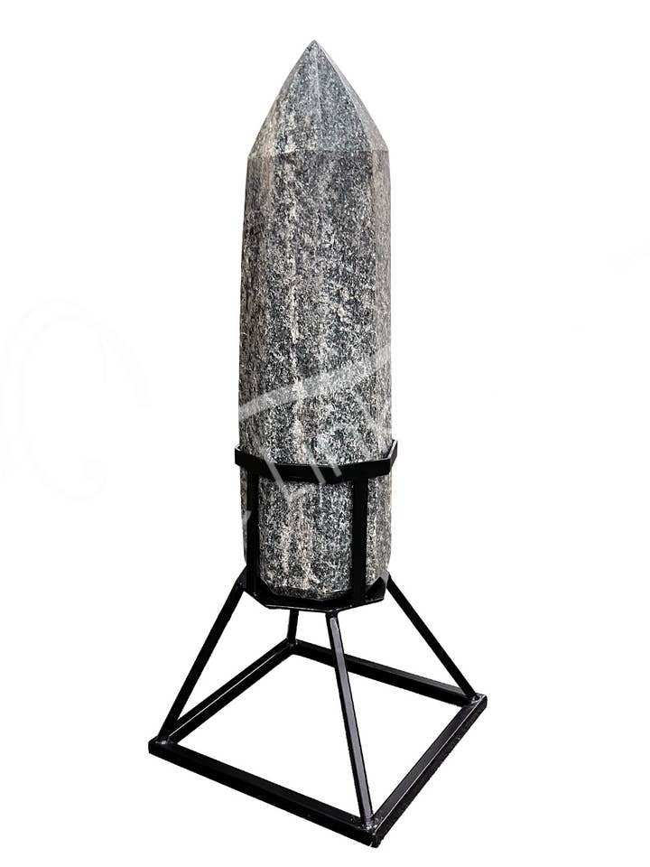 (PC)OBELISK - SMARAGD I MATRIX MED JERNMETALSTATIV 31 X 8 for engroshandel hos Oceanic Linkways Inc